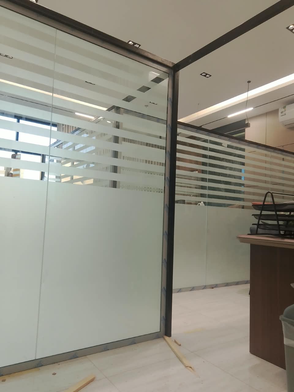 الفرق بين الزجاج العادي والسيكوريت